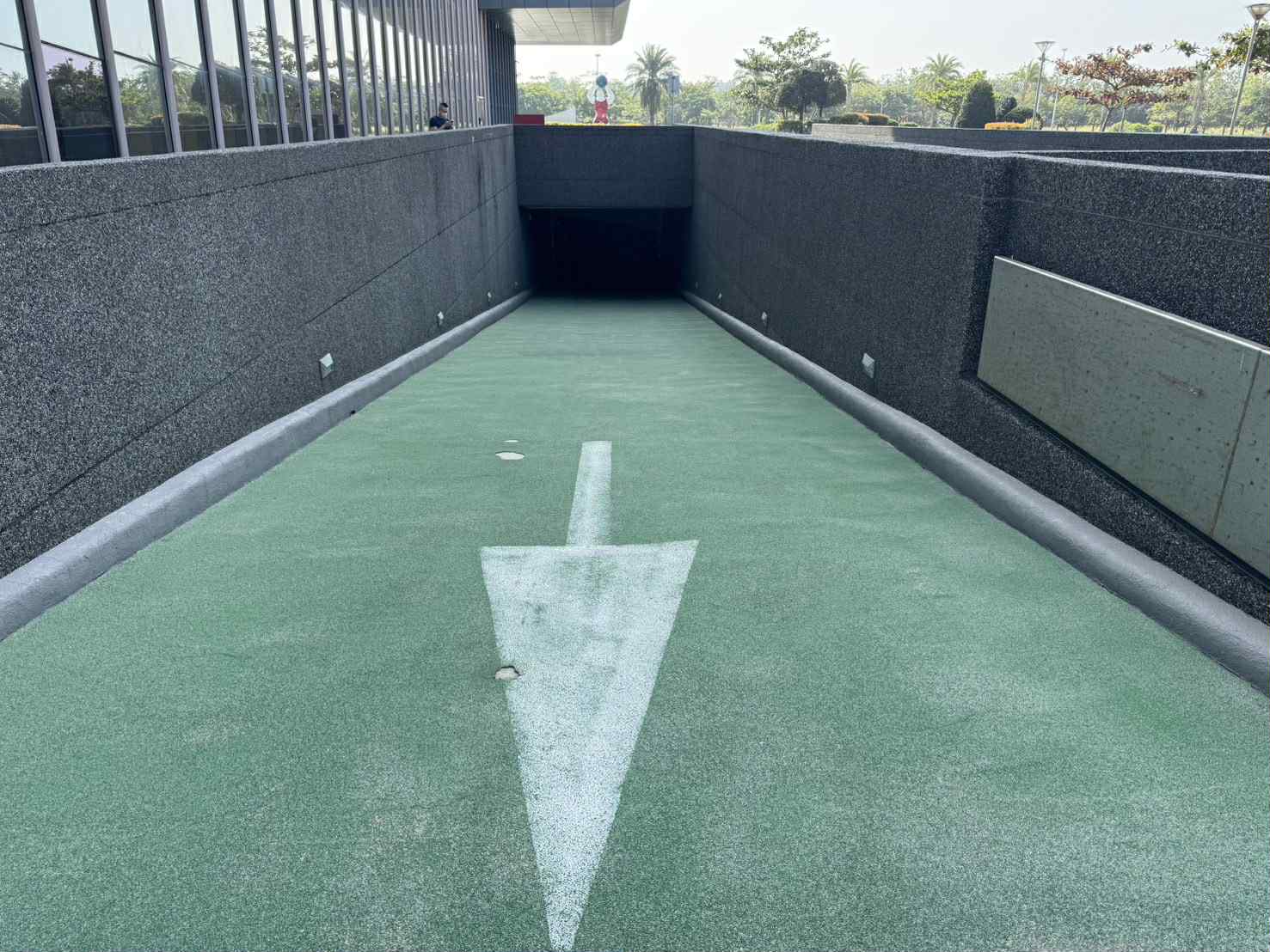 台南安南科工區巨鎧精密斜坡車道止滑型EPOXY地坪翻新