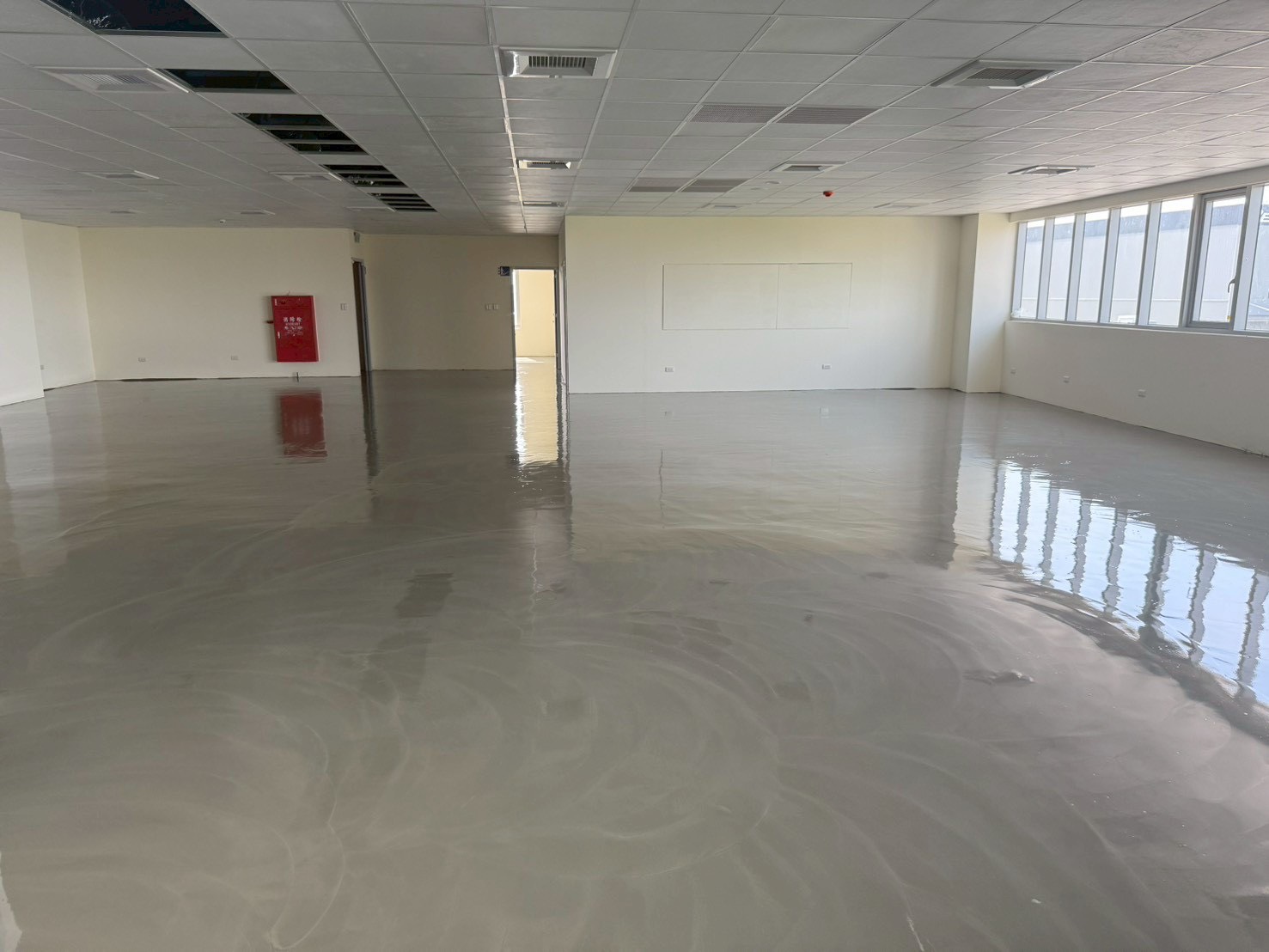 台南麻豆廠房辦公區 自平水泥地坪