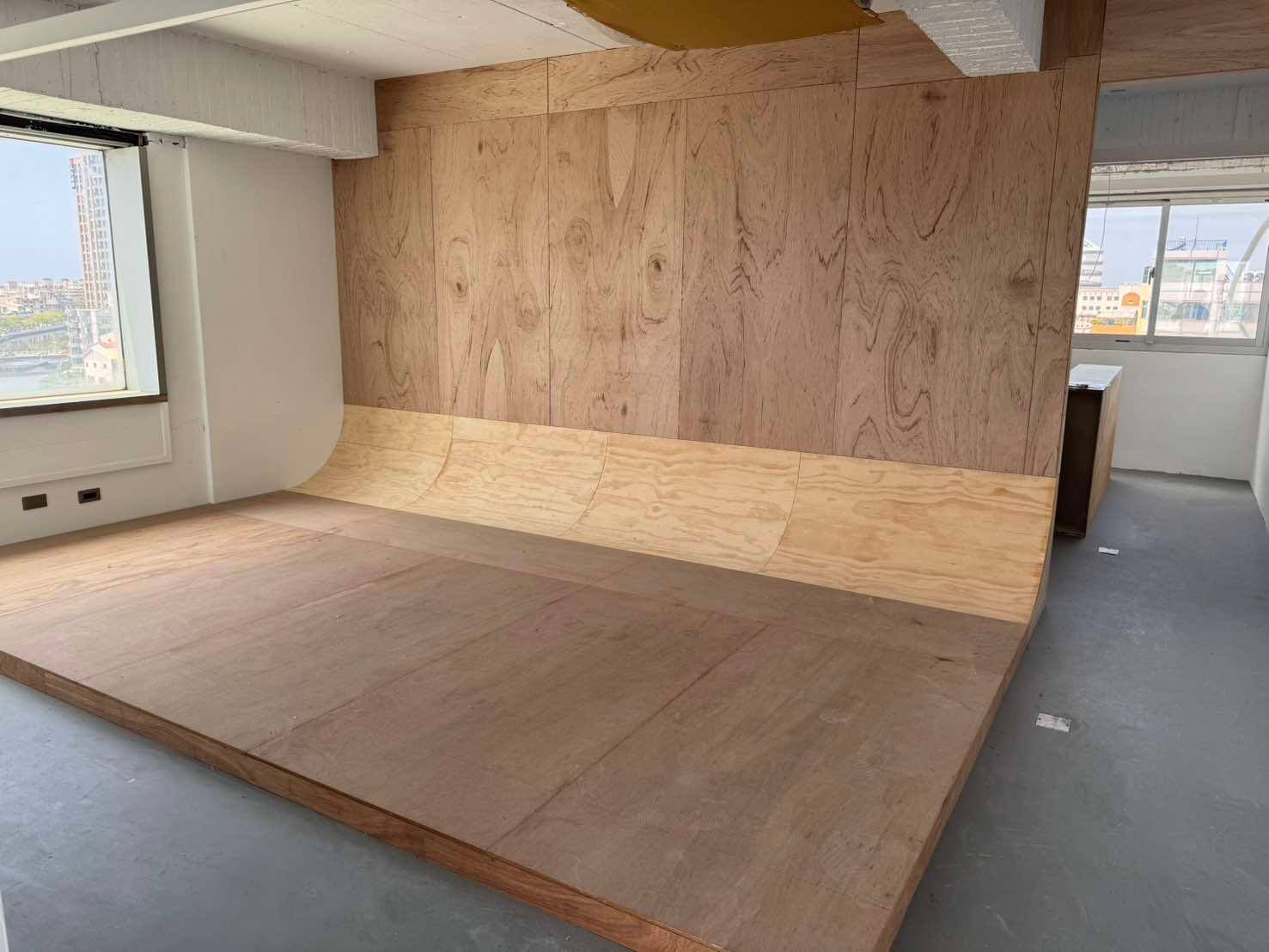 台南服飾店平面攝影牆EPOXY消光面